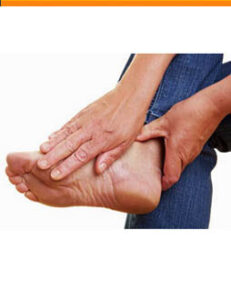 Ältere Hände berühren die Fußsohle